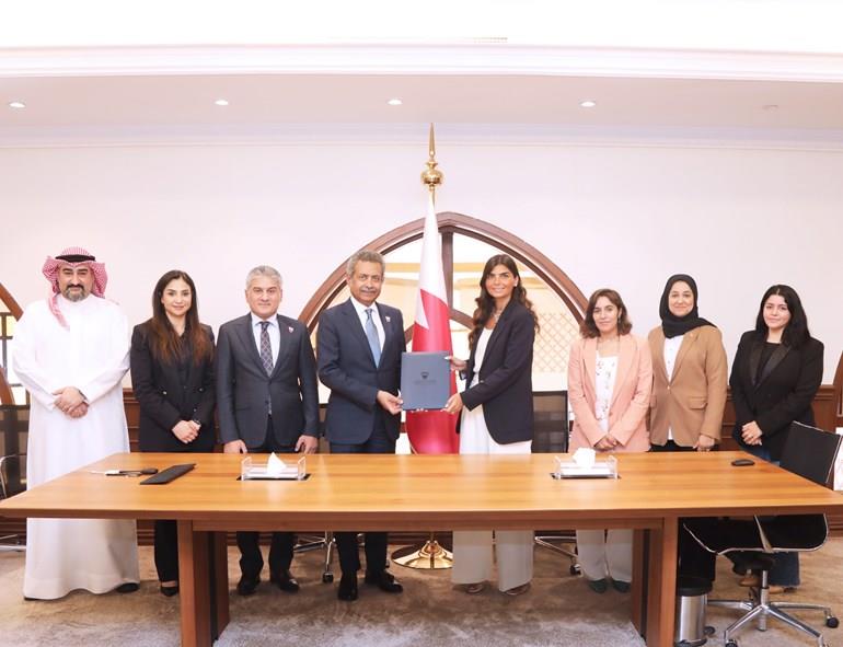 في اتفاقية بين هيئة البحرين للسياحة والمعارض وشركة مطار البحرين.. ولأول مرة في المنطقة مملكة البحرين تستضيف أكبر حدث عالمي في مجال النقل الجوي "روتس وورلد 2024" أكتوبر القادم